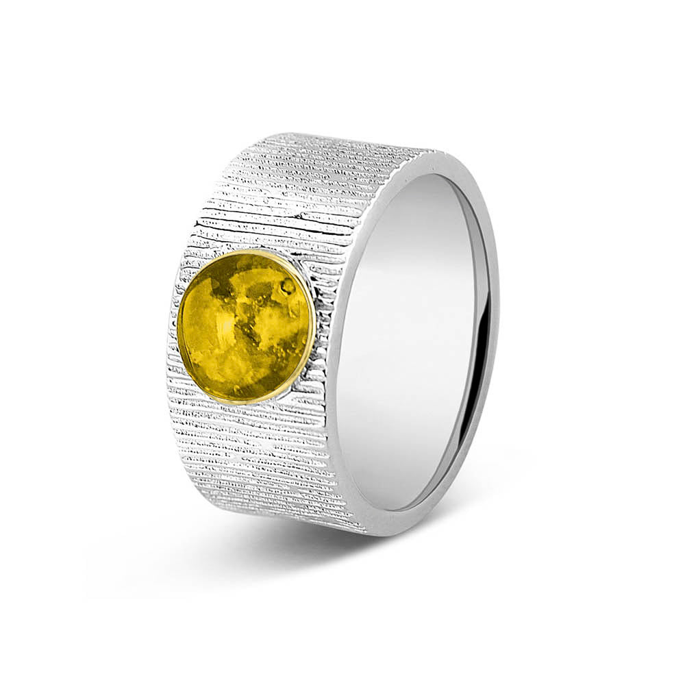Herinneringsring 10 mm, waar zichtbaar as of haar verwerkt wordt in het sierlijke ronde ornamentje van geelgoud. Yellow