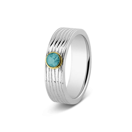 Herinneringsring 6 mm, waar zichtbaar as of haar verwerkt wordt in het sierlijke ronde ornamentje van geelgoud. Aqua