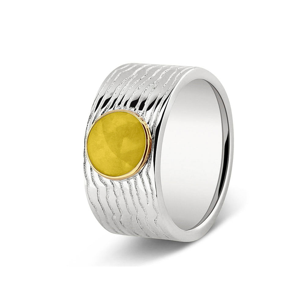 Herinneringsring 10 mm, waar zichtbaar as of haar verwerkt wordt in het sierlijke ronde ornamentje van geelgoud. yellow