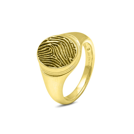 Zegelring met een ovaal vlak aan de voorzijde voorzien van een vingerafdruk (prijs ring is inclusief de vingerafdruk). Het is een tijdloos gedenksieraad en is te bestellen in zilver, 14 en 18 KT geelgoud,roségoud en witgoud. Er kan eventueel ook nog iets gegraveerd worden aan de binnenzijde van de ring.