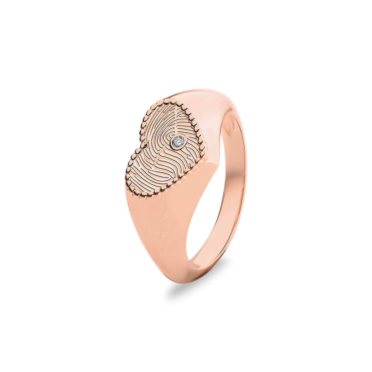 Ring 2 mm breed voorzien van een vingerafdruk/gravure, de ringband is in de bovenste helft afgewerkt met zirkonia's. Het is een tijdloos gedenksieraad en is te bestellen in zilver, 14 en 18 KT geelgoud, roségoud en witgoud.