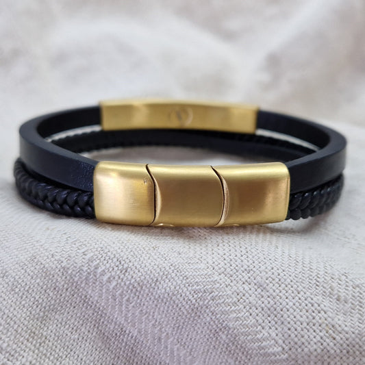 Lederen as armband uitgerust met een RVS ashouder en sluiting met magneet. Alle
