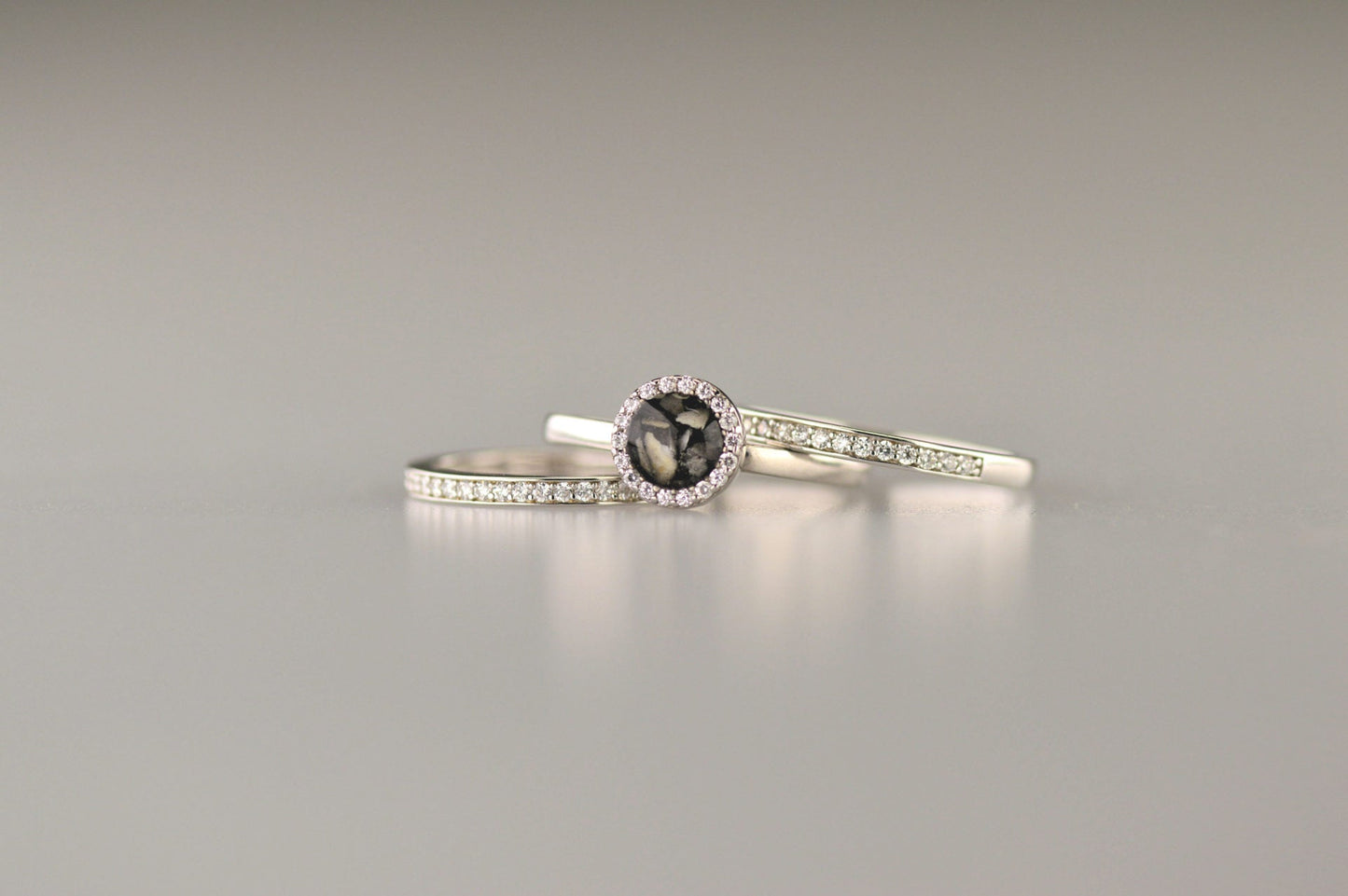 Gedenksieraad, ring 2.5 mm breed met edelstenen naar keuze rondom het compartiment waar zichtbaar as of haar in verwerkt wordt. Alle