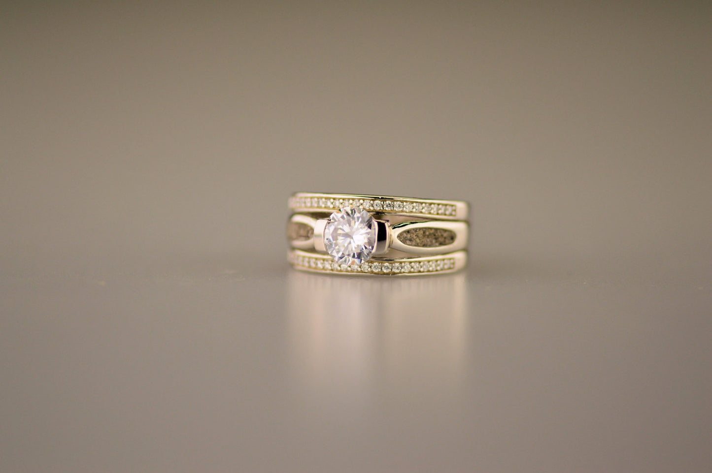 Asring 10 mm uit onze serie gedenksieraden, waar aan de bovenzijde zichtbaar as of haar verwerkt wordt in twee separate compartimenten met in het midden een zirkonia. Alle