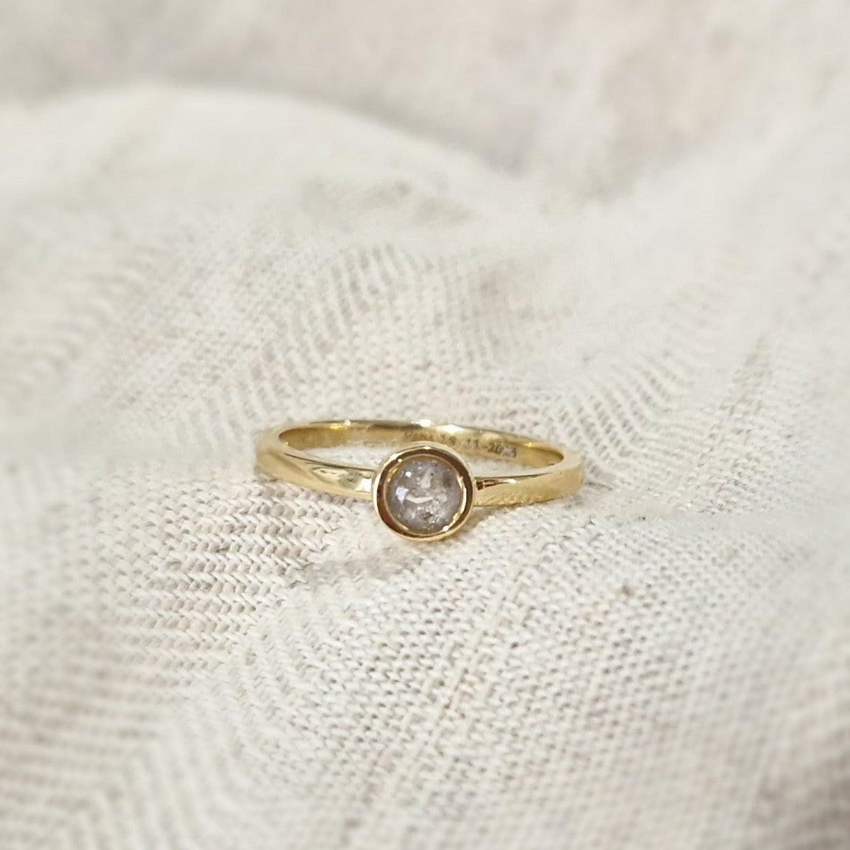 Diameter rondje: 6 mm, Ringband: 2 mm. Gedenksieraad, ring met een rondje er boven op , waar zichtbaar as of haar in verwerkt wordt.