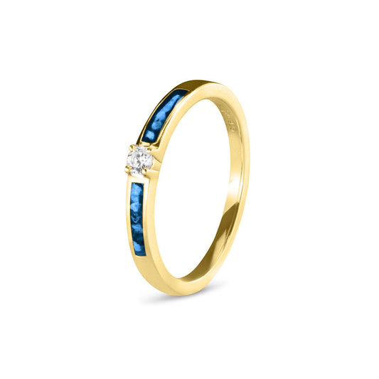 Gedenksieraad, ring 3 mm met (zirkonia of diamant), geflankeerd door twee compartimenten waar zichtbaar as of haar in verwerkt wordt. Marine
