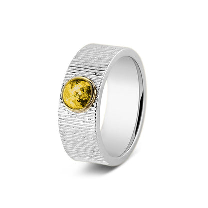 Herinneringsring van 8 mm breed, waar zichtbaar as of haar verwerkt wordt in het sierlijke ronde ornamentje van  geelgoud. Yellow