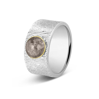 Herinneringsring 10 mm, waar zichtbaar as of haar verwerkt wordt in het sierlijke ronde ornamentje van  geelgoud. Silver
