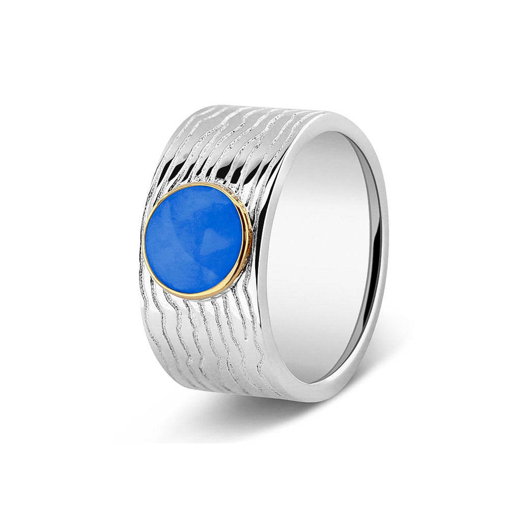 Herinneringsring 10 mm, waar zichtbaar as of haar verwerkt wordt in het sierlijke ronde ornamentje van  geelgoud. blue