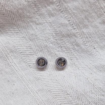 Rond gevormde oorstekers 8 mm aan de voorzijde zichtbaar gevuld met as of haar. Alle