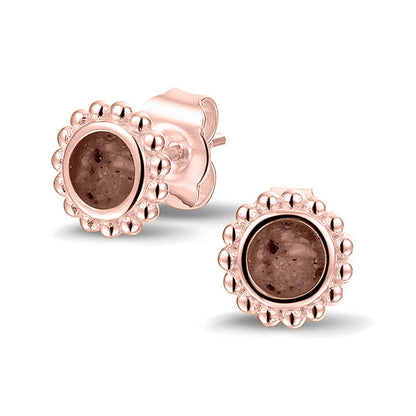 Twee stuks ronde oorstekers 8 mm zichtbaar gevuld met as of haar. Brown