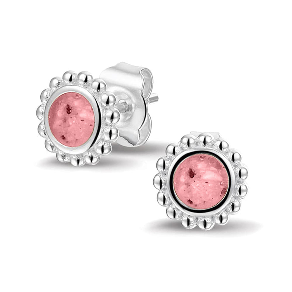 Twee stuks ronde oorstekers 8 mm zichtbaar gevuld met as of haar. Soft