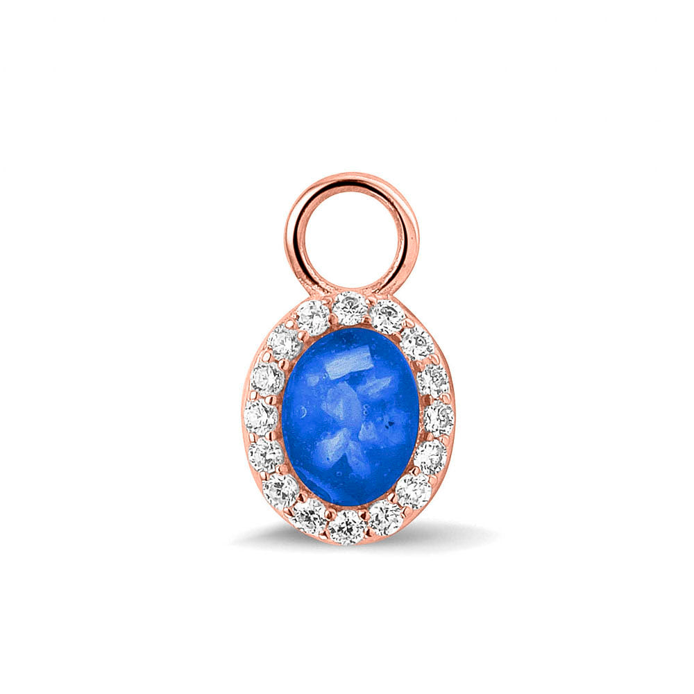 Ovaal gevormde oorhangers, 18 mm lang rondom afgewerkt met zirkonia's, aan de voorzijde zichtbaar gevuld met as of haar. blue.