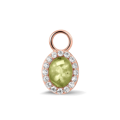 Ovaal gevormde oorhangers, 18 mm lang rondom afgewerkt met zirkonia's, aan de voorzijde zichtbaar gevuld met as of haar. Olive