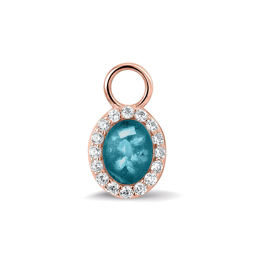Ovaal gevormde oorhangers, 18 mm lang rondom afgewerkt met zirkonia's, aan de voorzijde zichtbaar gevuld met as of haar. Turquoise