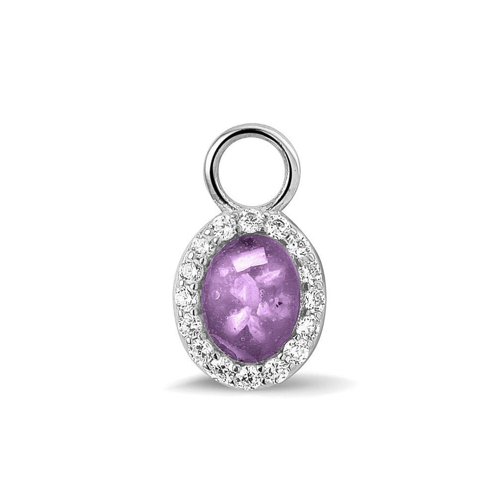 Ovaal gevormde oorhangers, 18 mm lang rondom afgewerkt met zirkonia's, aan de voorzijde zichtbaar gevuld met as of haar. Purple