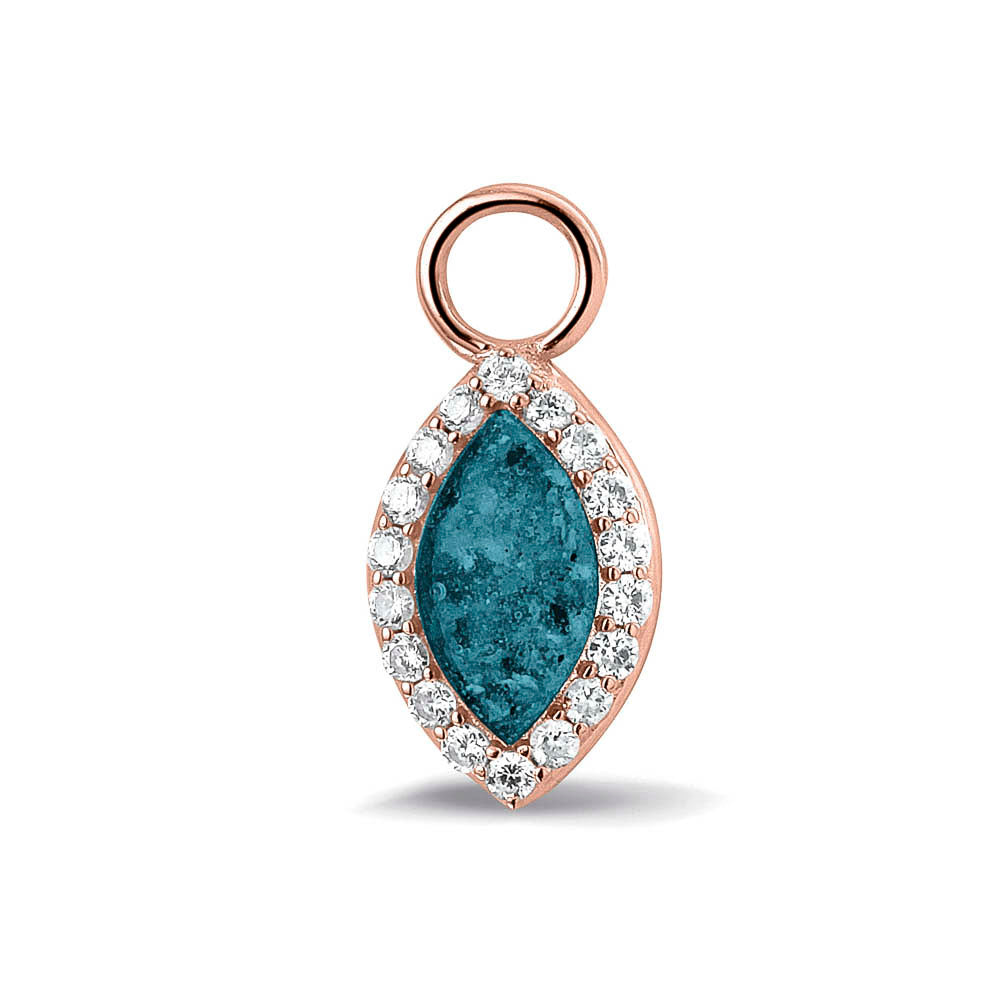 Oorhangers 21 mm lang,rondom afgewerkt met zirkonia's  aan de voorzijde zichtbaar gevuld met as of haar. Turquoise