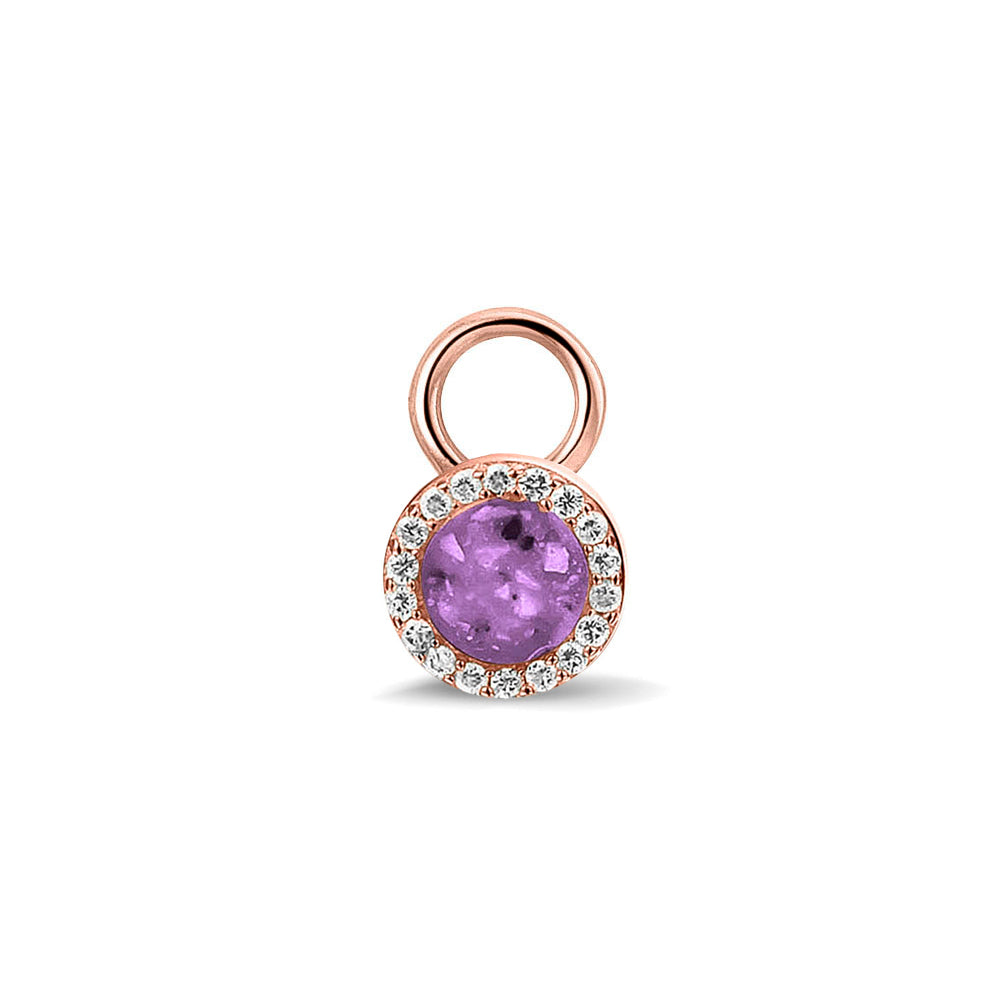 Oorhangers 8 mm diameter, rondom afgewerkt met zirkonia's, aan de voorzijde zichtbaar gevuld met as of haar. Purple