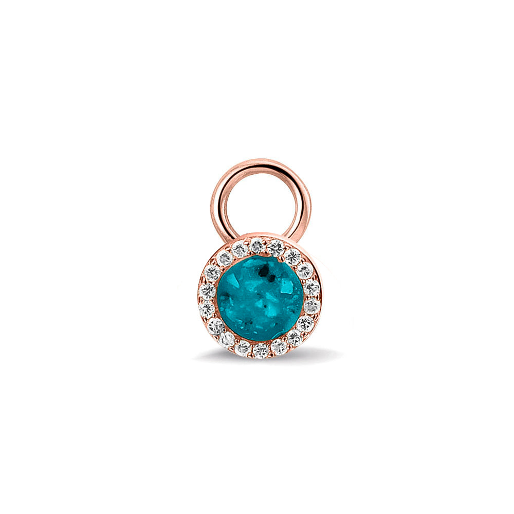 Oorhangers 8 mm diameter, rondom afgewerkt met zirkonia's, aan de voorzijde zichtbaar gevuld met as of haar. Turquoise