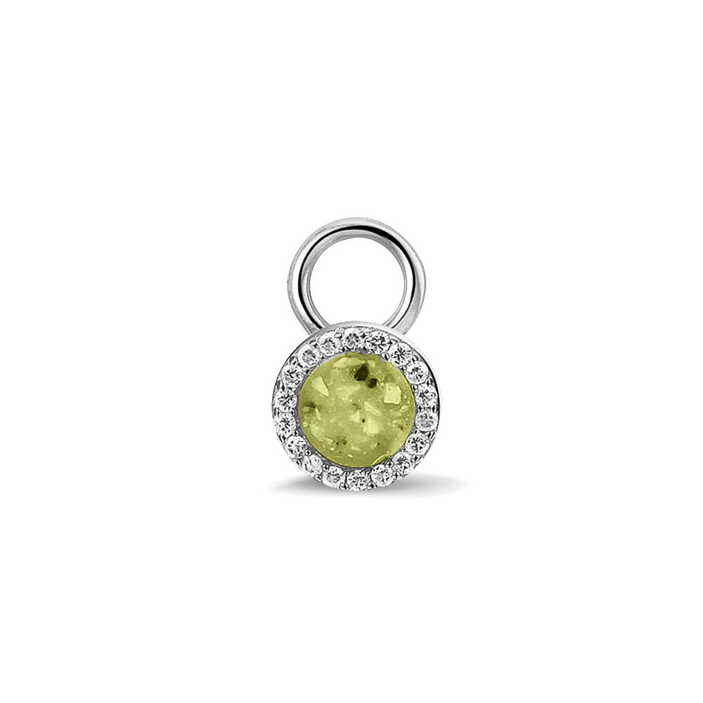 Oorhangers 8 mm diameter, rondom afgewerkt met zirkonia's, aan de voorzijde zichtbaar gevuld met as of haar. Olive