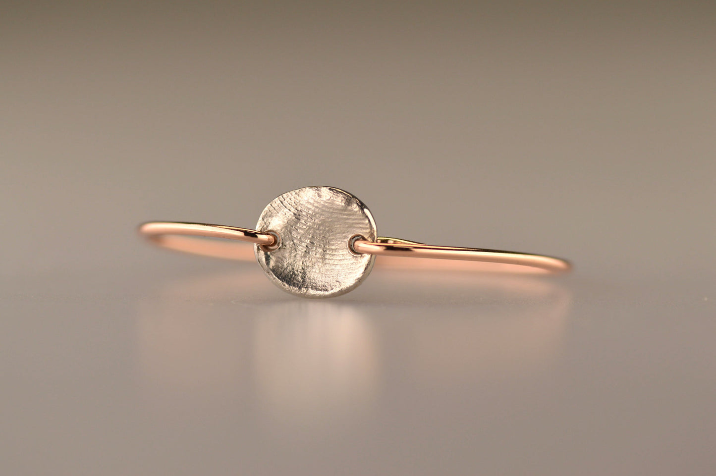 Roségouden armband met zilveren 925 sterling muntje en vingerafdruk.alle