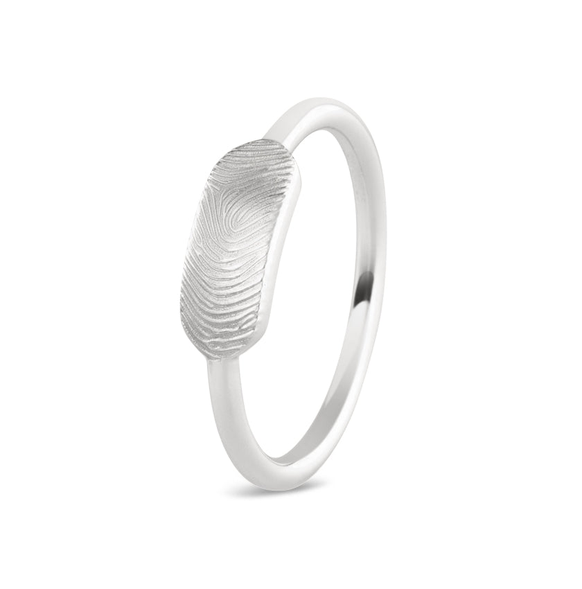 Ring 2 mm voorzien van een vingerafdruk (prijs ring is inclusief de vingerafdruk). Het is een tijdloos gedenksieraad en is te bestellen in zilver, 14 en 18 KT geelgoud, roségoud en witgoud.
