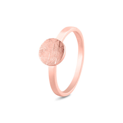 Ring 2 mm breed voorzien van een vingerafdruk/gravure. Het is een tijdloos gedenksieraad en is te bestellen in zilver, 14 en 18 KT geelgoud, roségoud en witgoud. Als je een gravure zou willen van een symbool, een familiewapen of iets dergelijks, kun je ook een duidelijke foto maken.