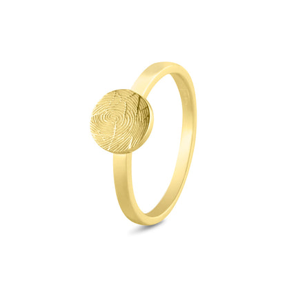 Ring 2 mm breed voorzien van een vingerafdruk/gravure. Het is een tijdloos gedenksieraad en is te bestellen in zilver, 14 en 18 KT geelgoud, roségoud en witgoud. Als je een gravure zou willen van een symbool, een familiewapen of iets dergelijks, kun je ook een duidelijke foto maken.