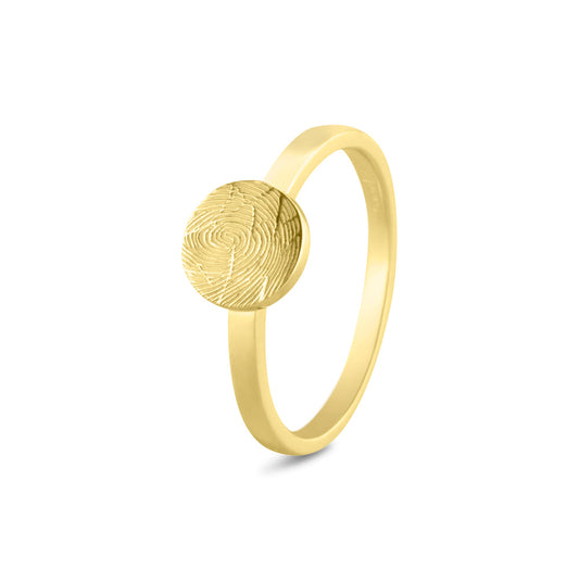 Ring 2 mm breed voorzien van een vingerafdruk/gravure. Het is een tijdloos gedenksieraad en is te bestellen in zilver, 14 en 18 KT geelgoud, roségoud en witgoud. Als je een gravure zou willen van een symbool, een familiewapen of iets dergelijks, kun je ook een duidelijke foto maken.