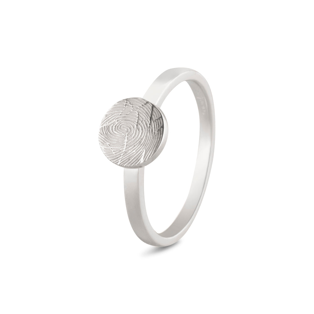 Ring 2 mm breed voorzien van een vingerafdruk/gravure. Het is een tijdloos gedenksieraad en is te bestellen in zilver, 14 en 18 KT geelgoud, roségoud en witgoud. Als je een gravure zou willen van een symbool, een familiewapen of iets dergelijks, kun je ook een duidelijke foto maken.
