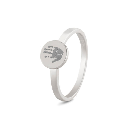 Ring witgoud 2 mm breed voorzien van een gravure. Witgoud