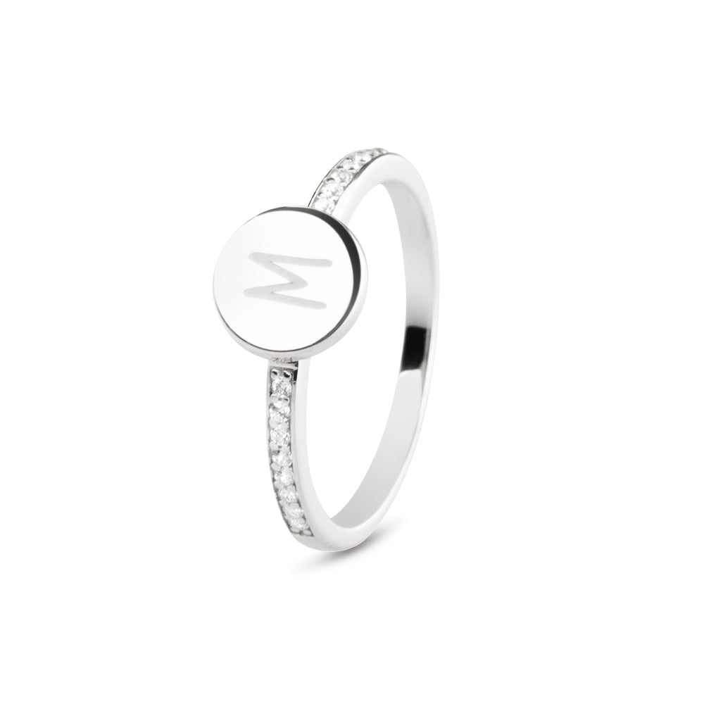 Ring 2 mm breed voorzien van een vingerafdruk/gravure, de ringband is in de bovenste helft afgewerkt met zirkonia's. Het is een tijdloos gedenksieraad en is te bestellen in zilver, 14 en 18 KT geelgoud, roségoud en witgoud.