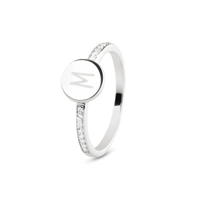 Ring 2 mm breed voorzien van een vingerafdruk/gravure, de ringband is in de bovenste helft afgewerkt met zirkonia's. Het is een tijdloos gedenksieraad en is te bestellen in zilver, 14 en 18 KT geelgoud, roségoud en witgoud.