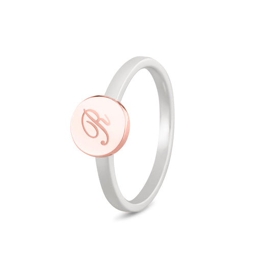 Breedte ringband: 2 mm, Diameter bovenzijde ring: 7.7 mm. Zilveren ring voorzien van een 14 KT gouden vingerafdruk/gravure. Het is een tijdloos gedenksieraad en is te bestellen in  14 KT geelgoud en 14 KT roségoud.