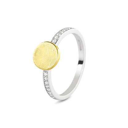 ring geelgoud voorzien van een 14 KT gravure, de ringband is in de bovenste helft afgewerkt met zirkonia's. geelgoud