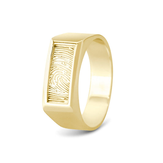 Ring 8 mm met een rechthoekig vlakje aan de voorzijde voorzien van een vingerafdruk. 