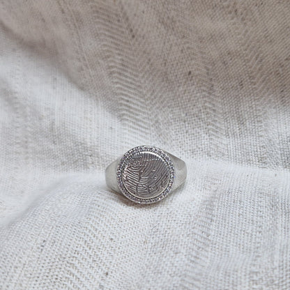  Zegelring roségoud voorzien van een gravure, rondom afgewerkt met zirkonia's. alle