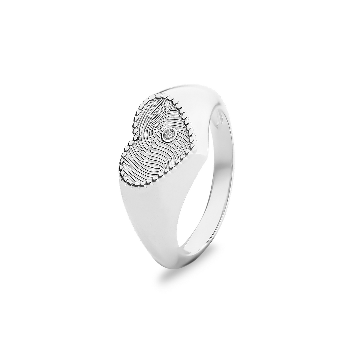 Ring 2 mm breed voorzien van een vingerafdruk/gravure, de ringband is in de bovenste helft afgewerkt met zirkonia's. Het is een tijdloos gedenksieraad en is te bestellen in zilver, 14 en 18 KT geelgoud, roségoud en witgoud.
