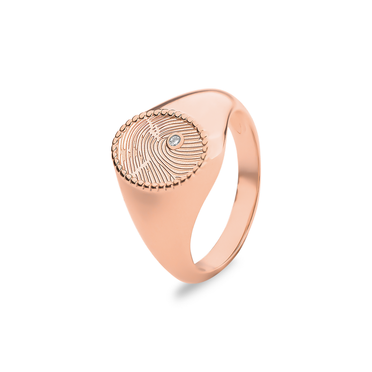 Ring 2 mm breed voorzien van een vingerafdruk/gravure, de ringband is in de bovenste helft afgewerkt met zirkonia's. Het is een tijdloos gedenksieraad en is te bestellen in zilver, 14 en 18 KT geelgoud, roségoud en witgoud.