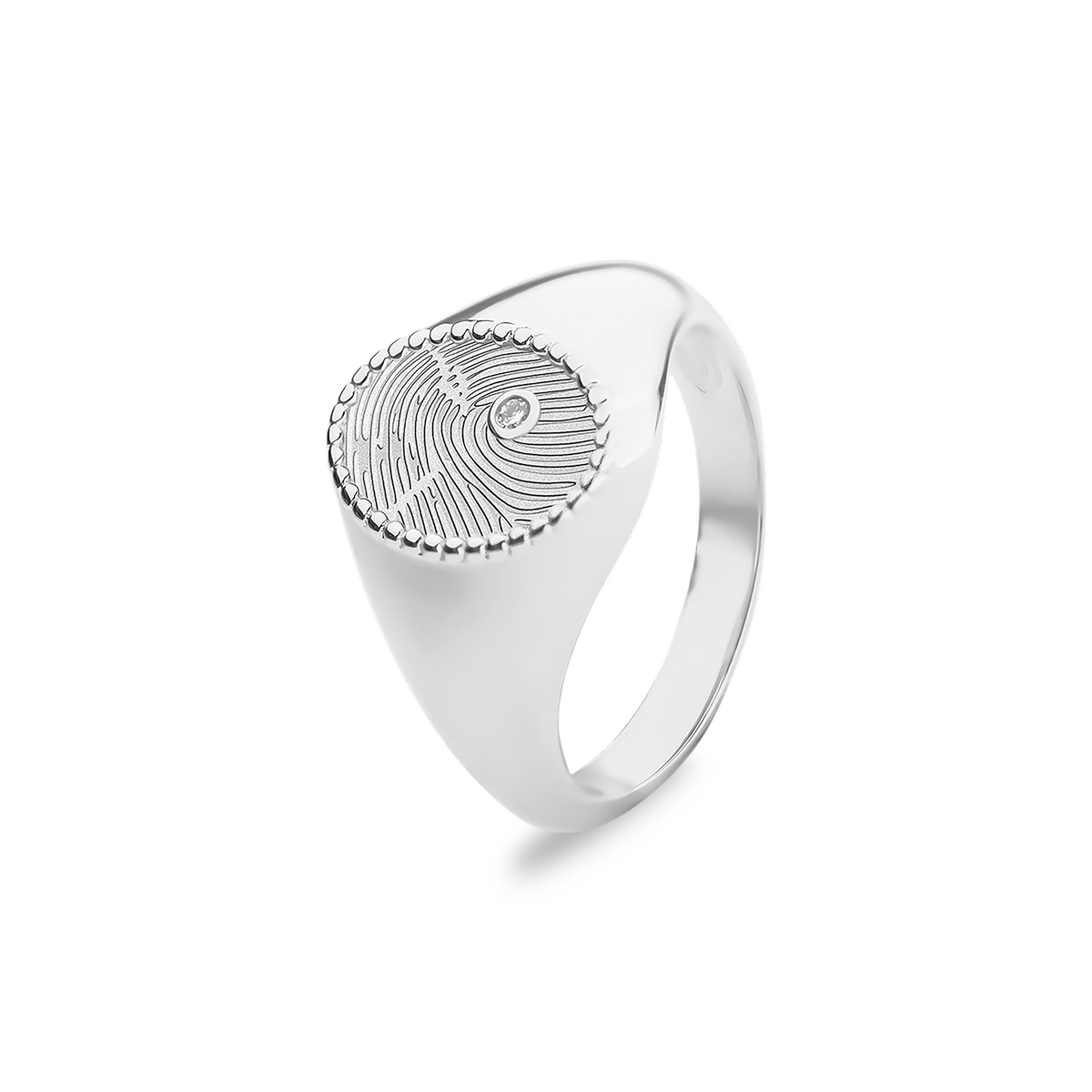 Ring 2 mm breed voorzien van een vingerafdruk/gravure, de ringband is in de bovenste helft afgewerkt met zirkonia's. Het is een tijdloos gedenksieraad en is te bestellen in zilver, 14 en 18 KT geelgoud, roségoud en witgoud.