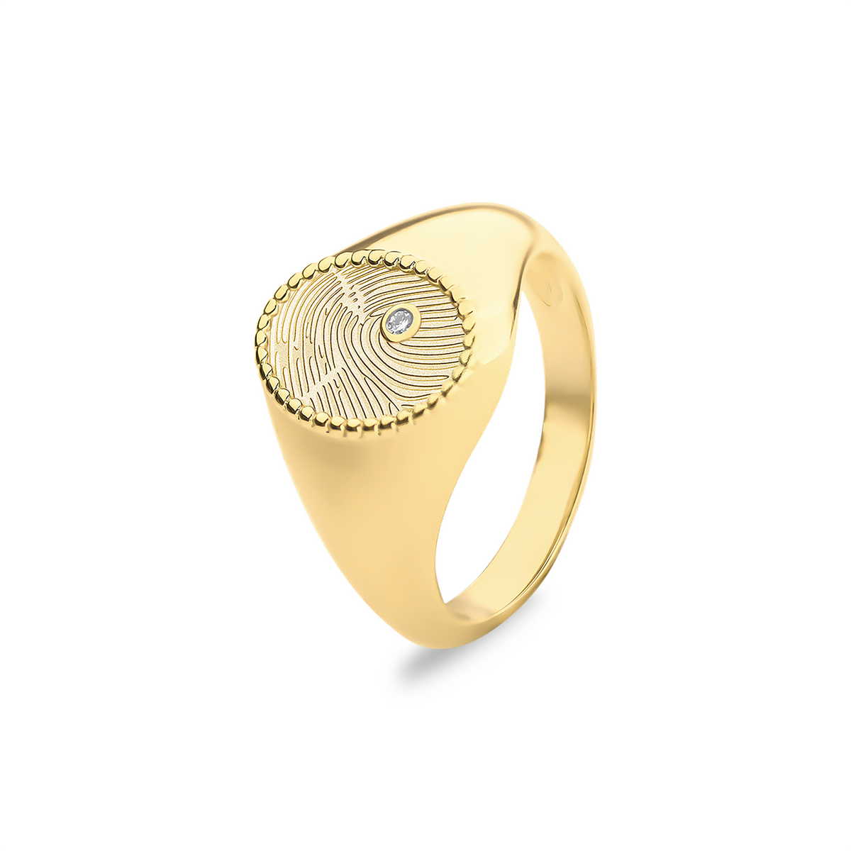 Ring 2 mm breed voorzien van een vingerafdruk/gravure, de ringband is in de bovenste helft afgewerkt met zirkonia's. Het is een tijdloos gedenksieraad en is te bestellen in zilver, 14 en 18 KT geelgoud, roségoud en witgoud.