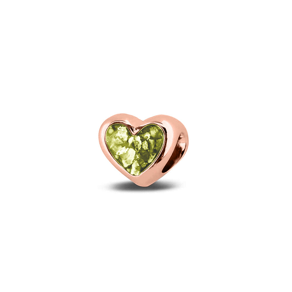 Hartvormige asbedel, aan beide zijdes zichtbaar gevuld met as of haar. Het vullen en sealen met onze speciale hars met een keuze in 20 kleuren, wordt in onze ambachtelijke edelsmederij gedaan. Olive
