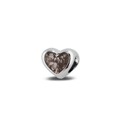 Hartvormige asbedel, aan beide zijdes zichtbaar gevuld met as of haar. Het vullen en sealen met onze speciale hars met een keuze in 20 kleuren, wordt in onze ambachtelijke edelsmederij gedaan. Silver