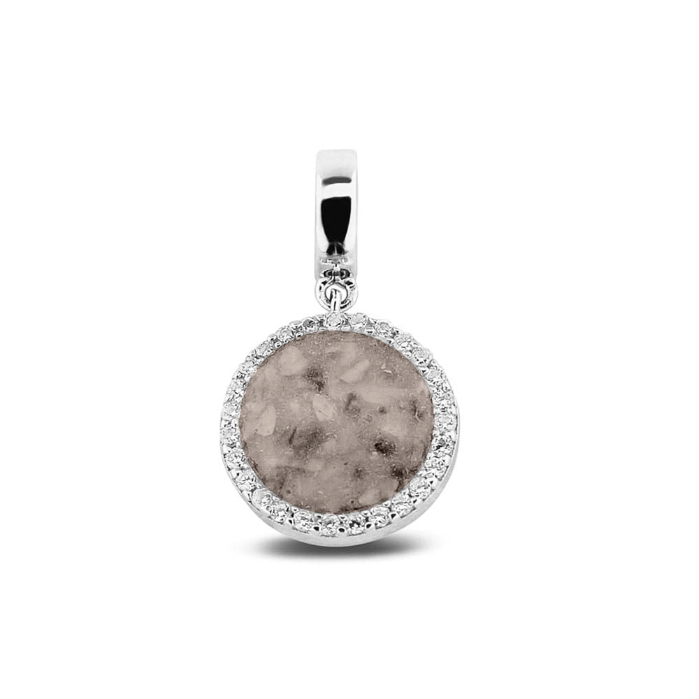 Asbedel, subtiel design rondom afgewerkt met zirkonia's  die aan de voorzijde zichtbaar gevuld wordt met as of haar met een keuze in 20 kleuren. Silver