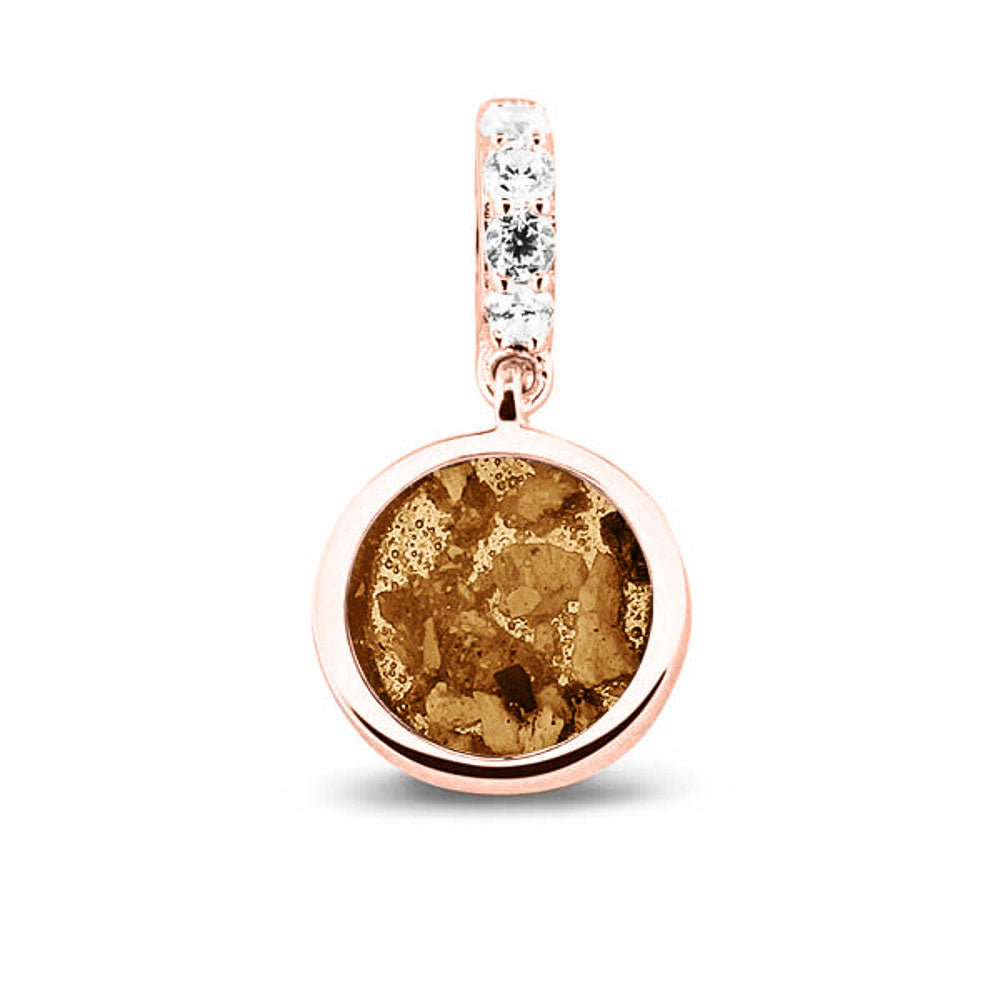 Asbedel rond subtiel design , het hangoog aan de buitenrand afgewerkt met zirkonia's, die aan de voorzijde zichtbaar gevuld wordt met as of haar met een keuze in 20 kleuren. Gold