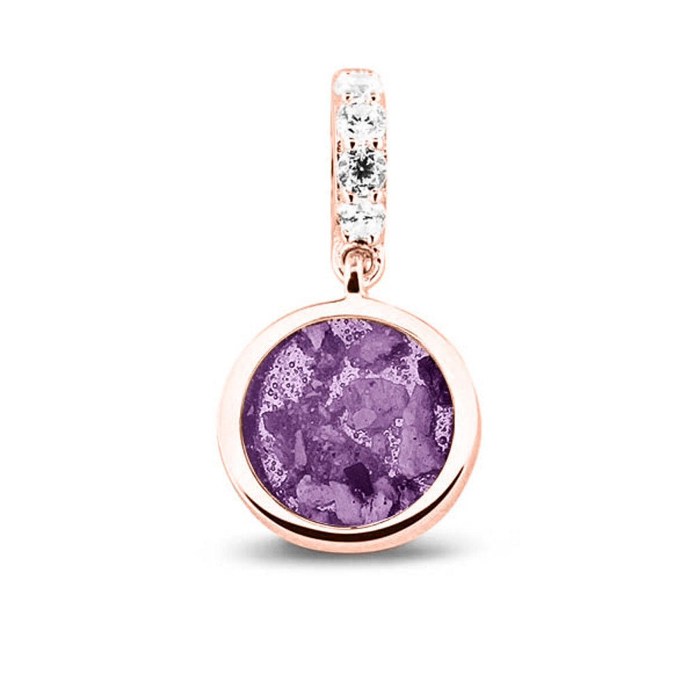 Asbedel rond subtiel design , het hangoog aan de buitenrand afgewerkt met zirkonia's, die aan de voorzijde zichtbaar gevuld wordt met as of haar met een keuze in 20 kleuren. Purple