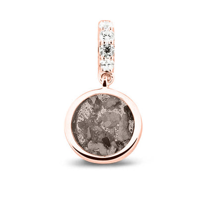 Asbedel rond subtiel design , het hangoog aan de buitenrand afgewerkt met zirkonia's, die aan de voorzijde zichtbaar gevuld wordt met as of haar met een keuze in 20 kleuren. Silver