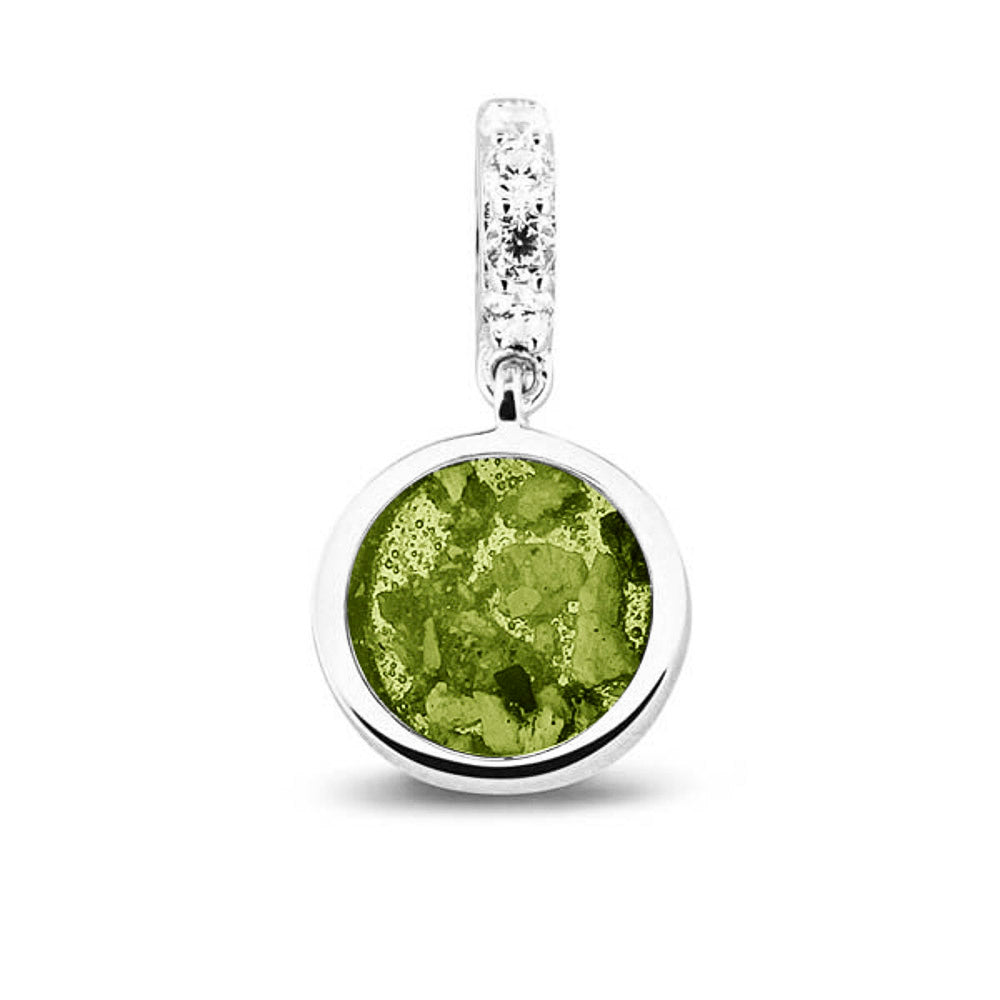 Asbedel rond subtiel design , het hangoog aan de buitenrand afgewerkt met zirkonia's, die aan de voorzijde zichtbaar gevuld wordt met as of haar met een keuze in 20 kleuren. Green