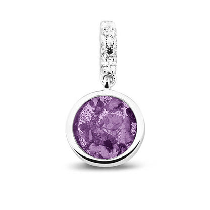 Asbedel rond subtiel design , het hangoog aan de buitenrand afgewerkt met zirkonia's, die aan de voorzijde zichtbaar gevuld wordt met as of haar met een keuze in 20 kleuren. Purple