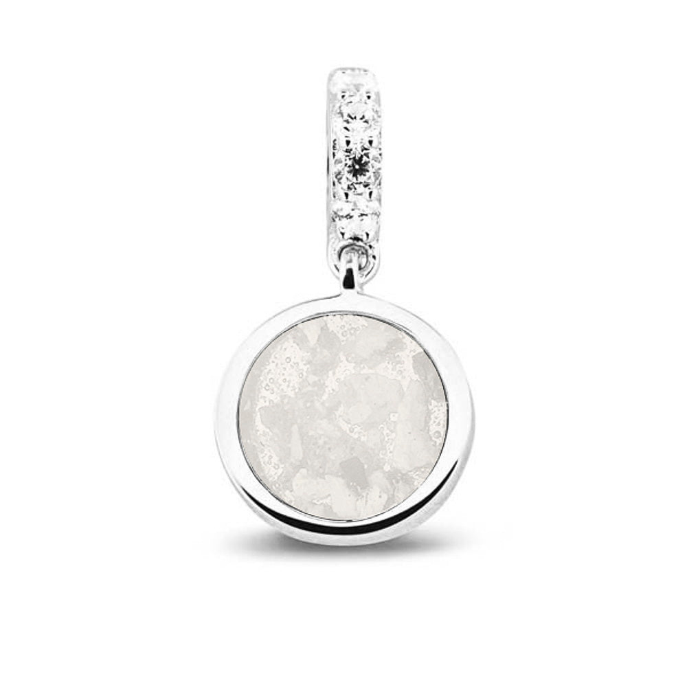 Asbedel rond subtiel design , het hangoog aan de buitenrand afgewerkt met zirkonia's, die aan de voorzijde zichtbaar gevuld wordt met as of haar met een keuze in 20 kleuren. White